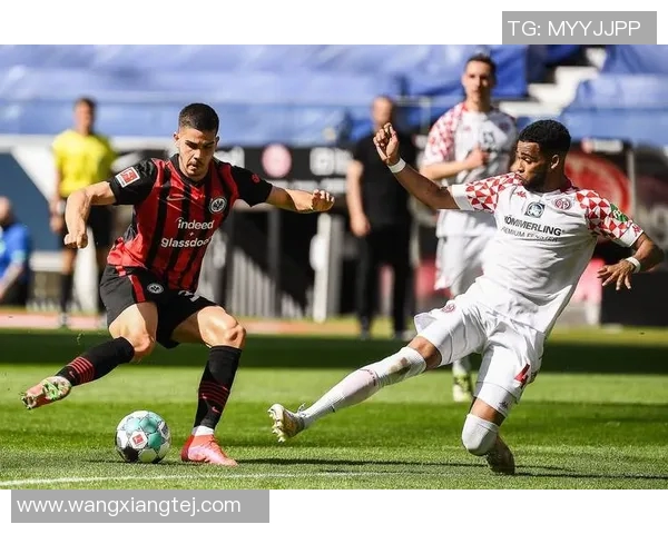 奥格斯堡客场战平法兰克福，稳固积分榜位置